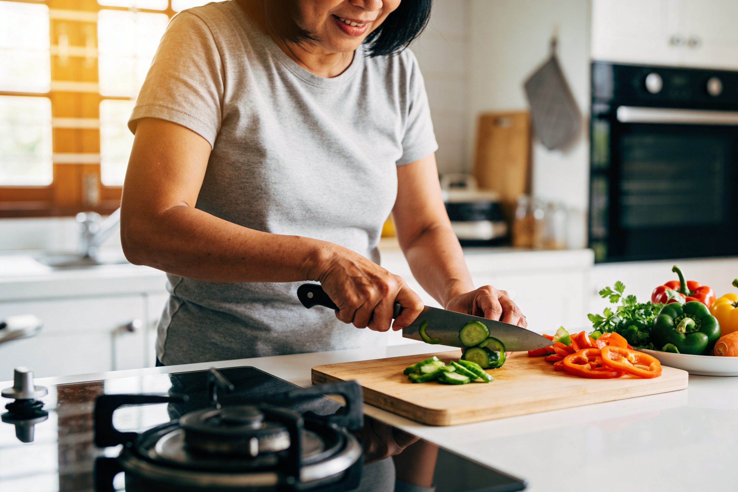 Ibu rumah tangga memasak
