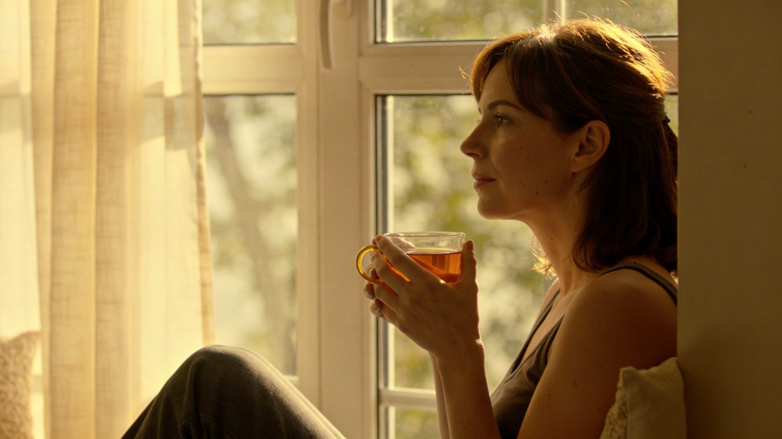 ibu rumah tangga minum teh